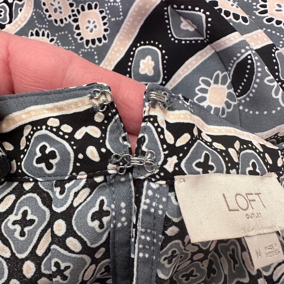 Ann Taylor Loft tank top with elastic bottom. Blue size Medium - Picture 6 of 7